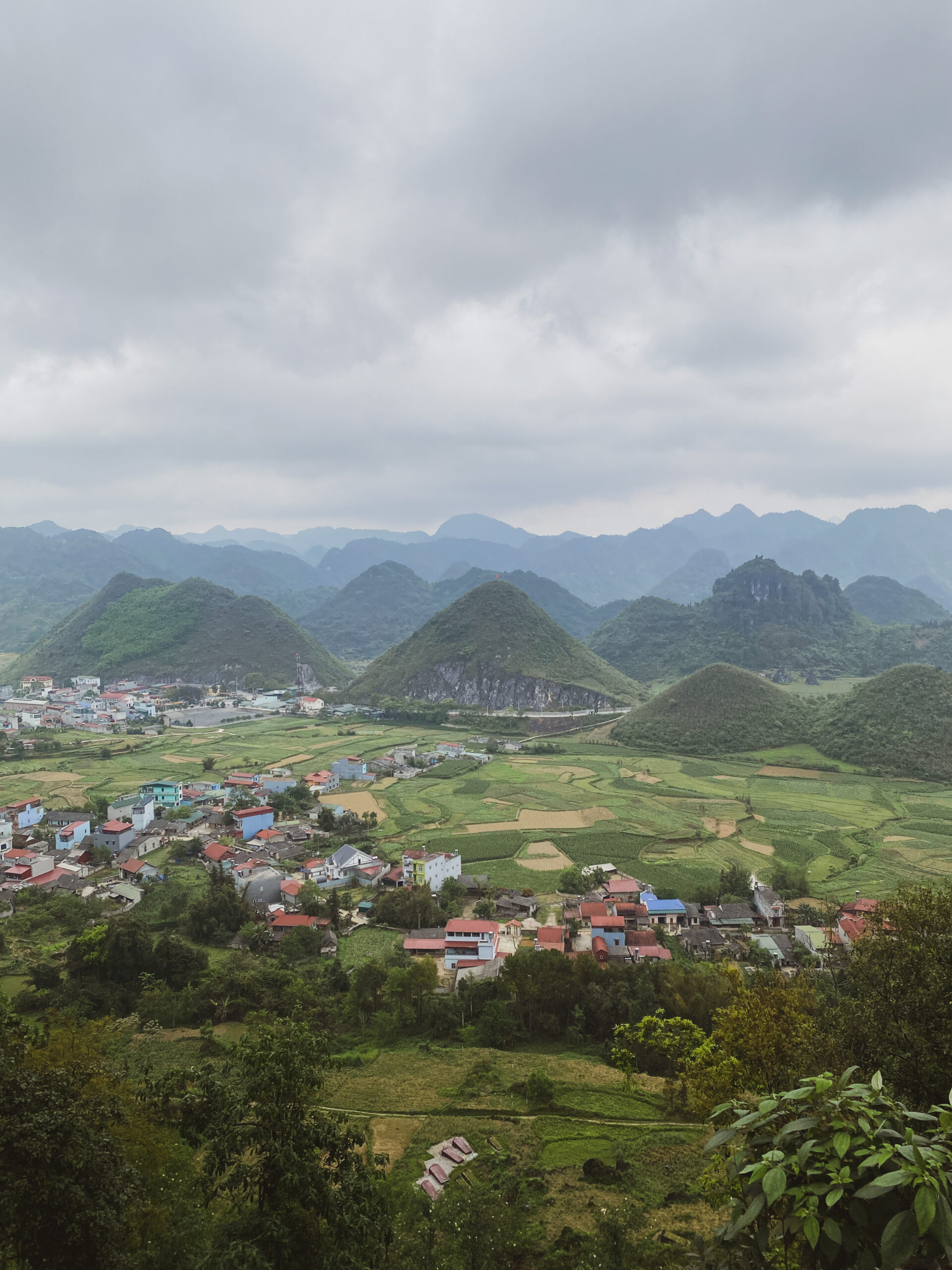 Berge und Häuser beim Ha Giang Loop